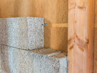 Fixation des blocs de chanvre sur une structure bois avec des équerres de liaison - © Marble Moon